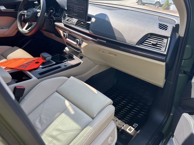 Used 2024 Audi Q5 2.0T Premium w/ Convenience Package AWD/4WD image 3