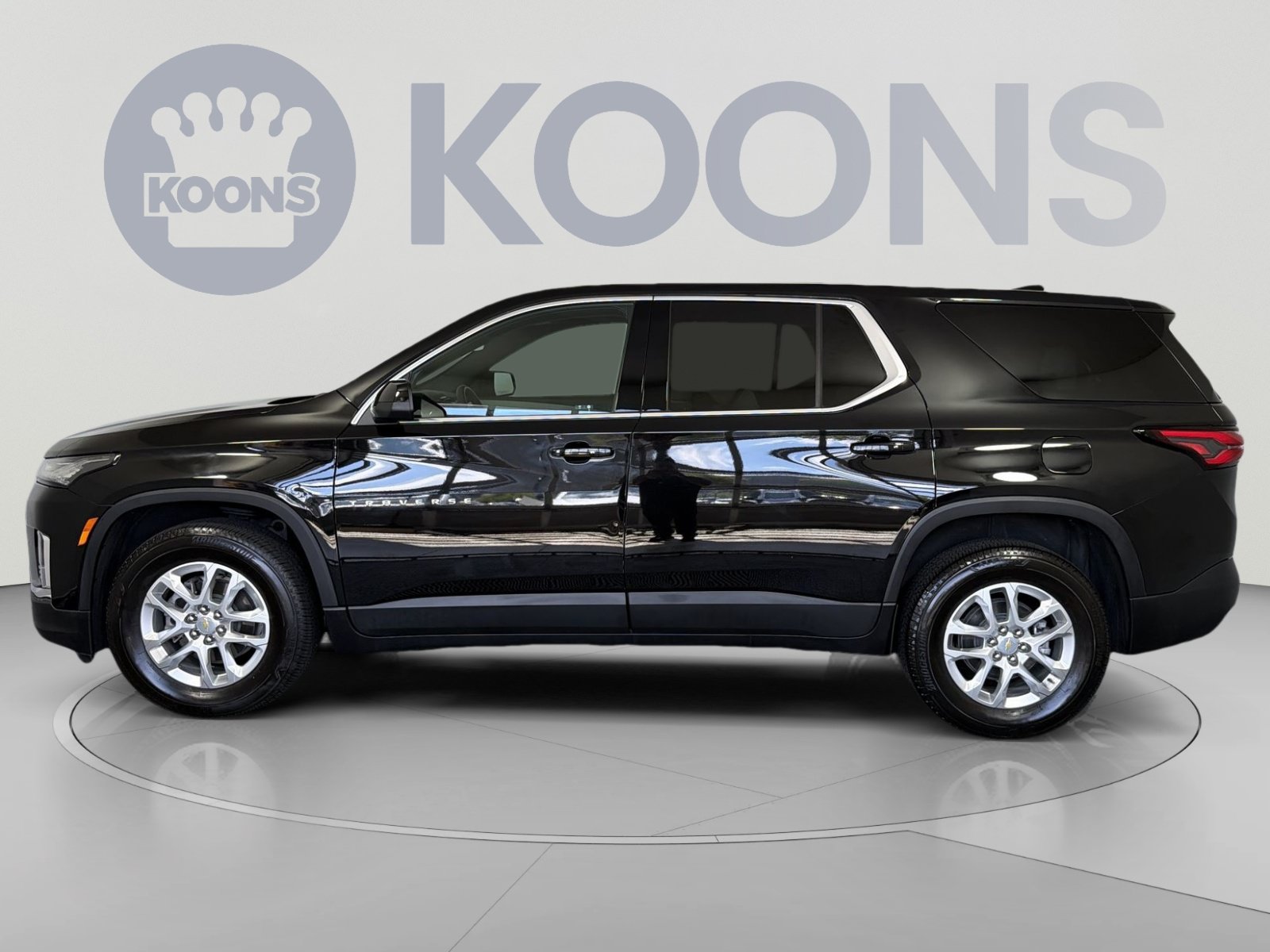 Used 2023 Chevrolet Traverse LS FWD image 2