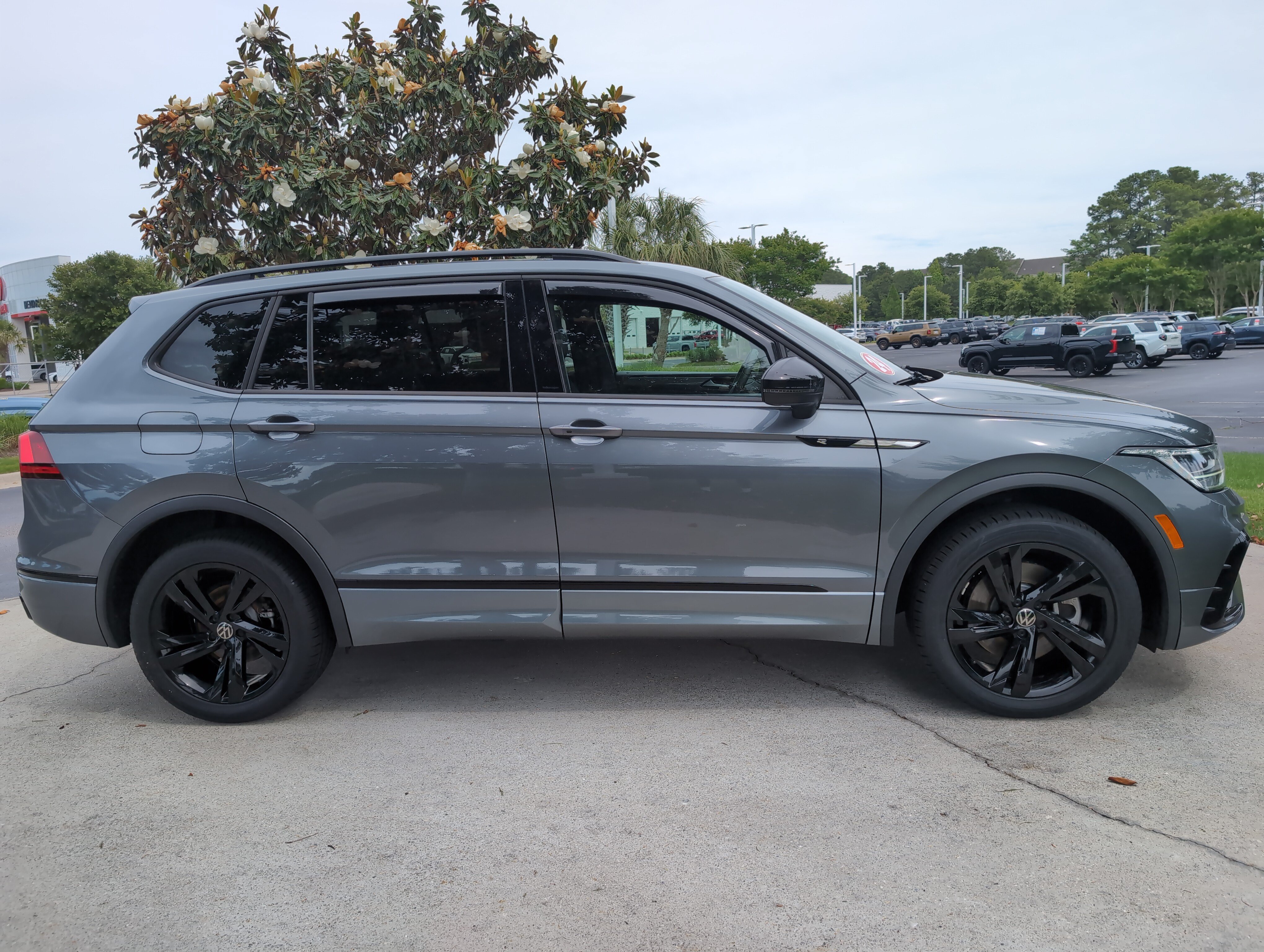 Used 2024 Volkswagen Tiguan SE R-Line FWD image 11