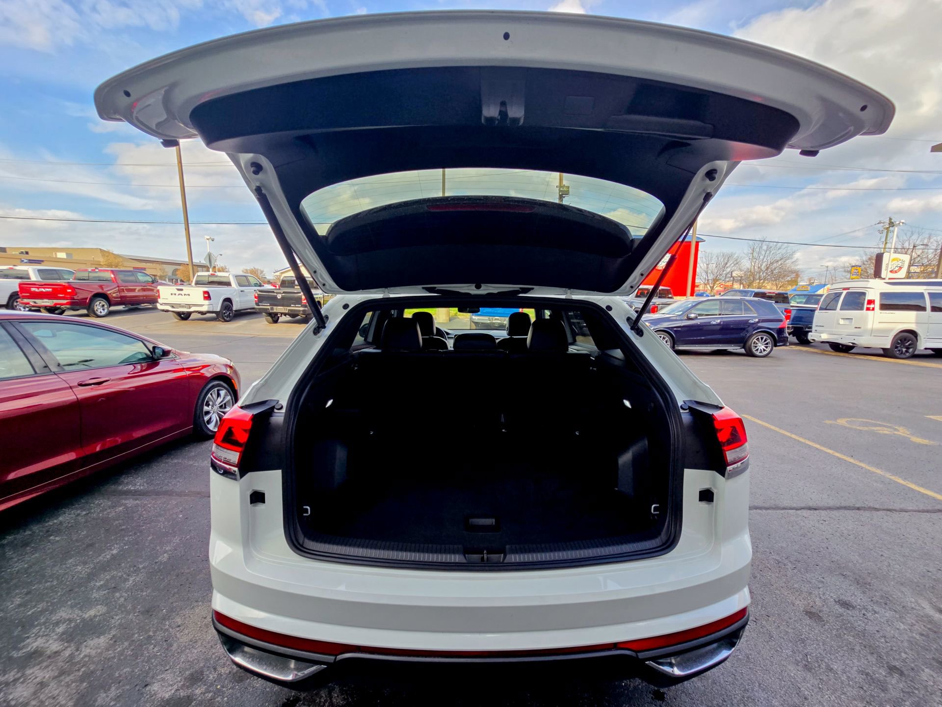 Used 2024 Volkswagen Atlas Cross Sport SE image 30