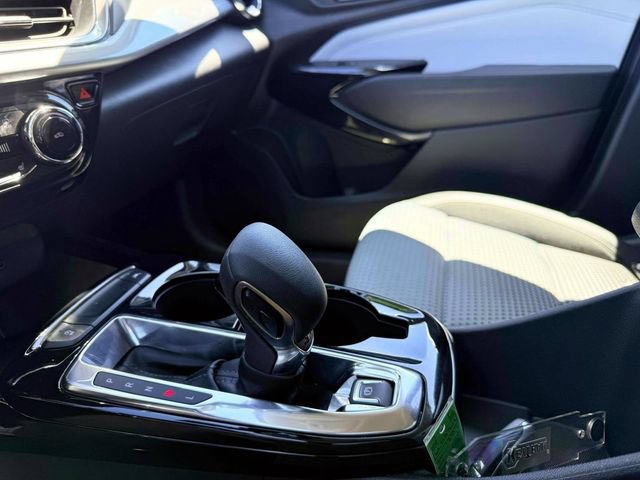Used 2025 Chevrolet Trax LT w/ LT Convenience Package FWD image 28