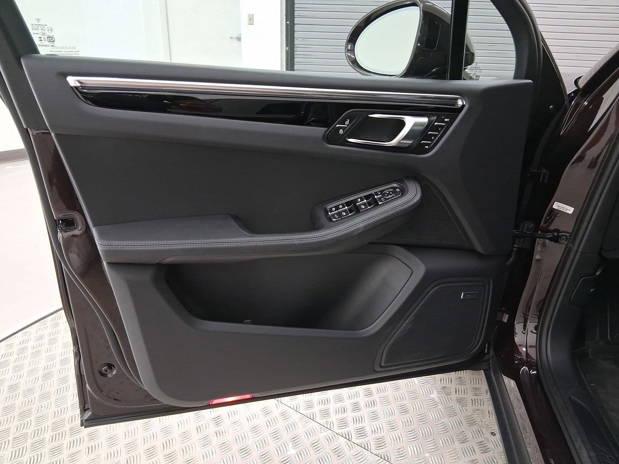 Used 2025 Porsche Macan image 12