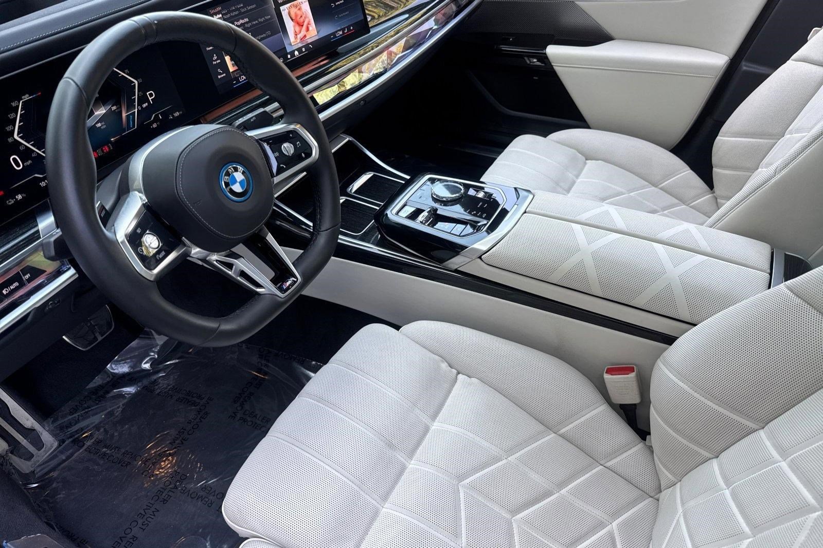 Used 2024 BMW i7 xDrive60 w/ Premium Package 2 AWD/4WD image 4