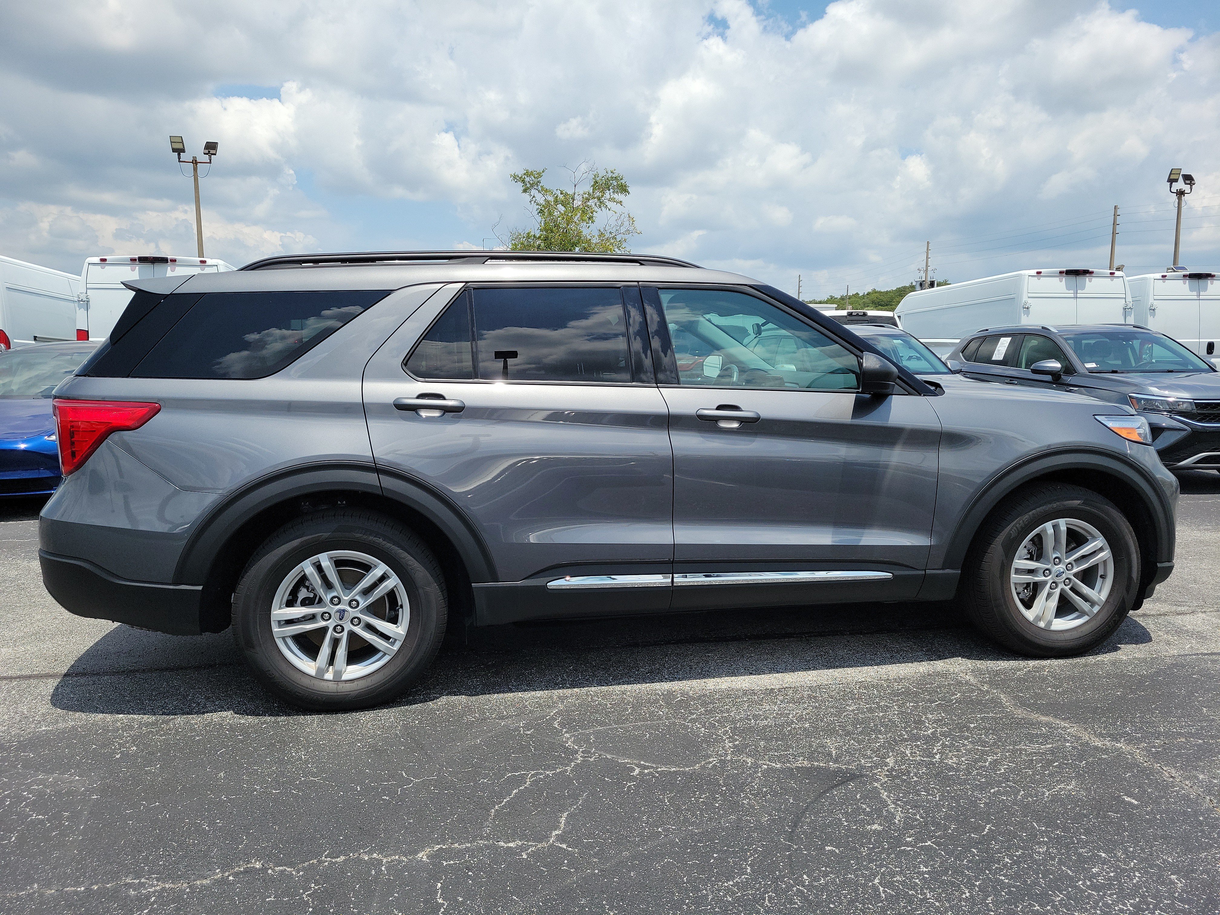 Used 2024 Ford Explorer XLT w/ Equipment Group 202A RWD image 9