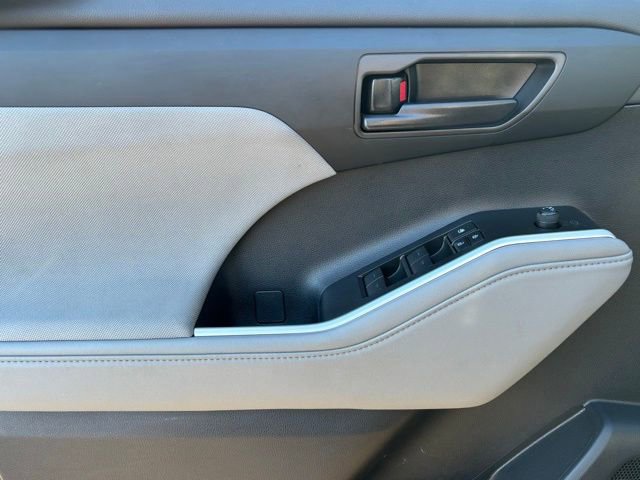 Used 2024 Toyota Highlander LE image 12