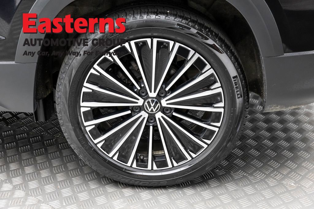 Used 2025 Volkswagen Taos SE FWD image 8
