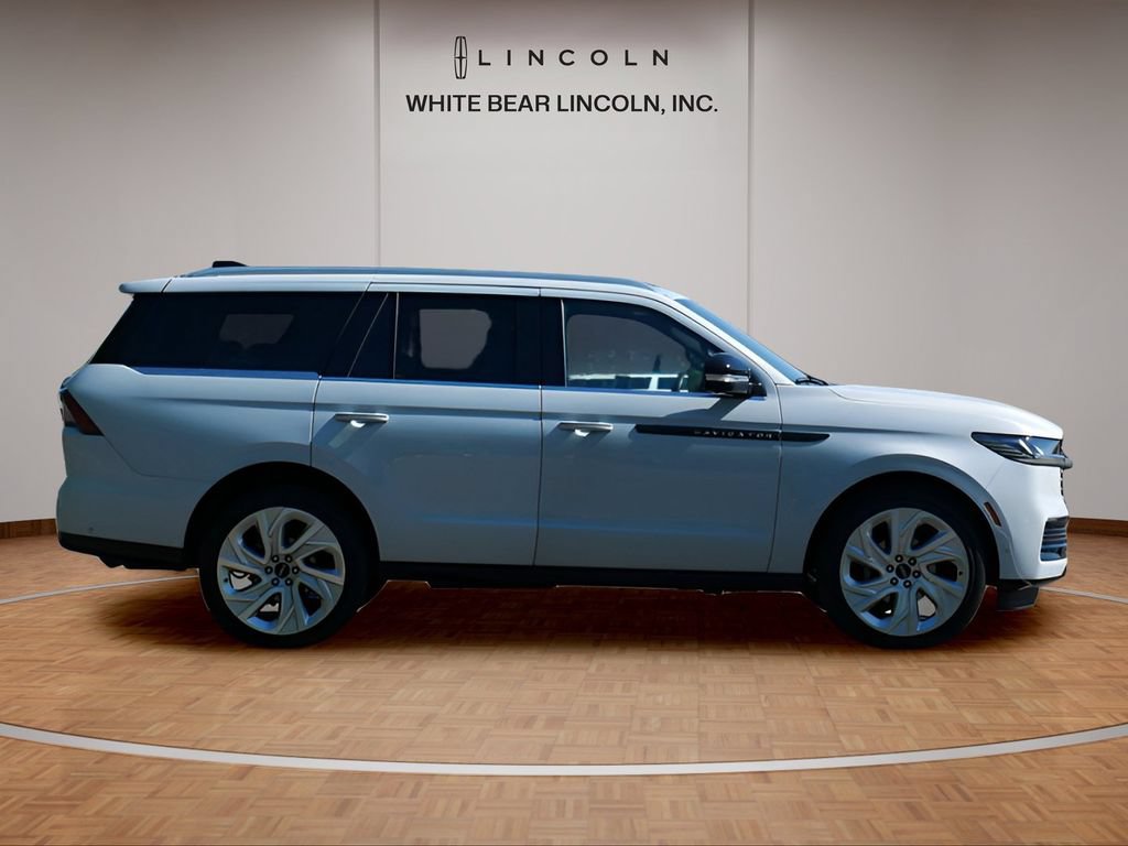 Certified 2025 Lincoln Navigator Black Label AWD/4WD image 4