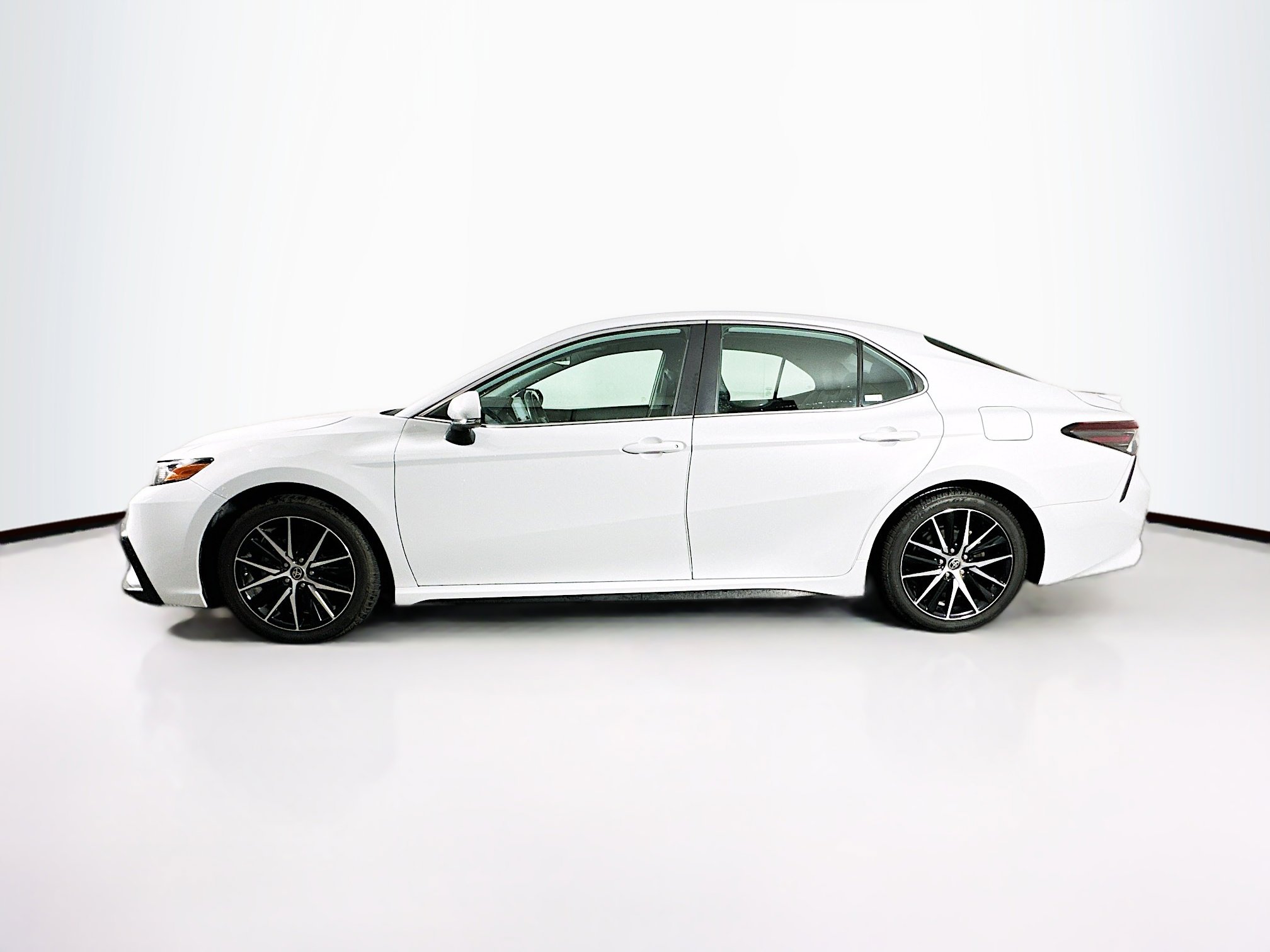 Used 2023 Toyota Camry SE image 4