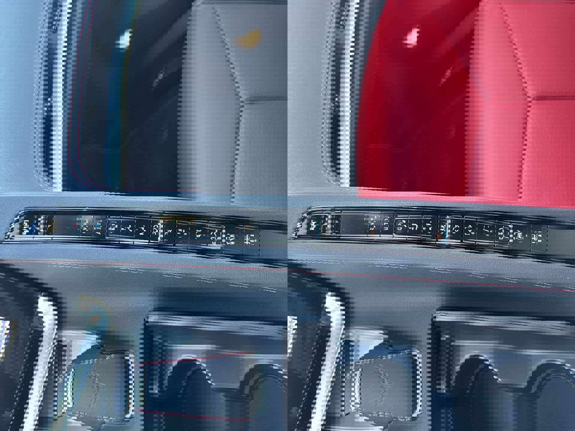 Used 2025 Chevrolet Corvette Stingray Coupe w/ 1LT image 19