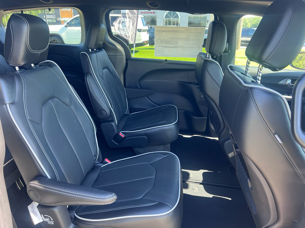 New 2027 Chrysler Pacifica Limited w/ Family Tech Group FWD image 12