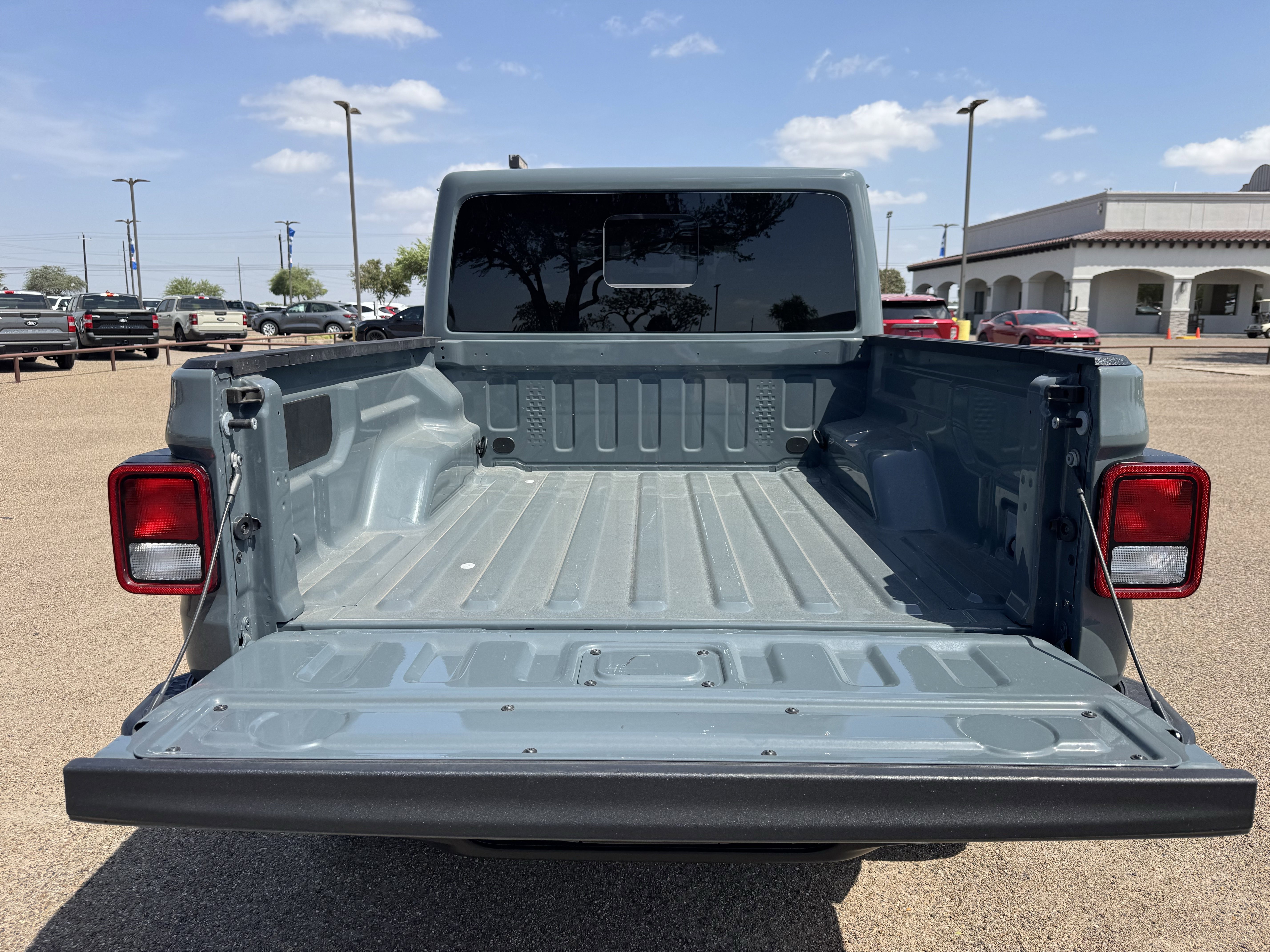 Used 2025 Jeep Gladiator Sport image 27