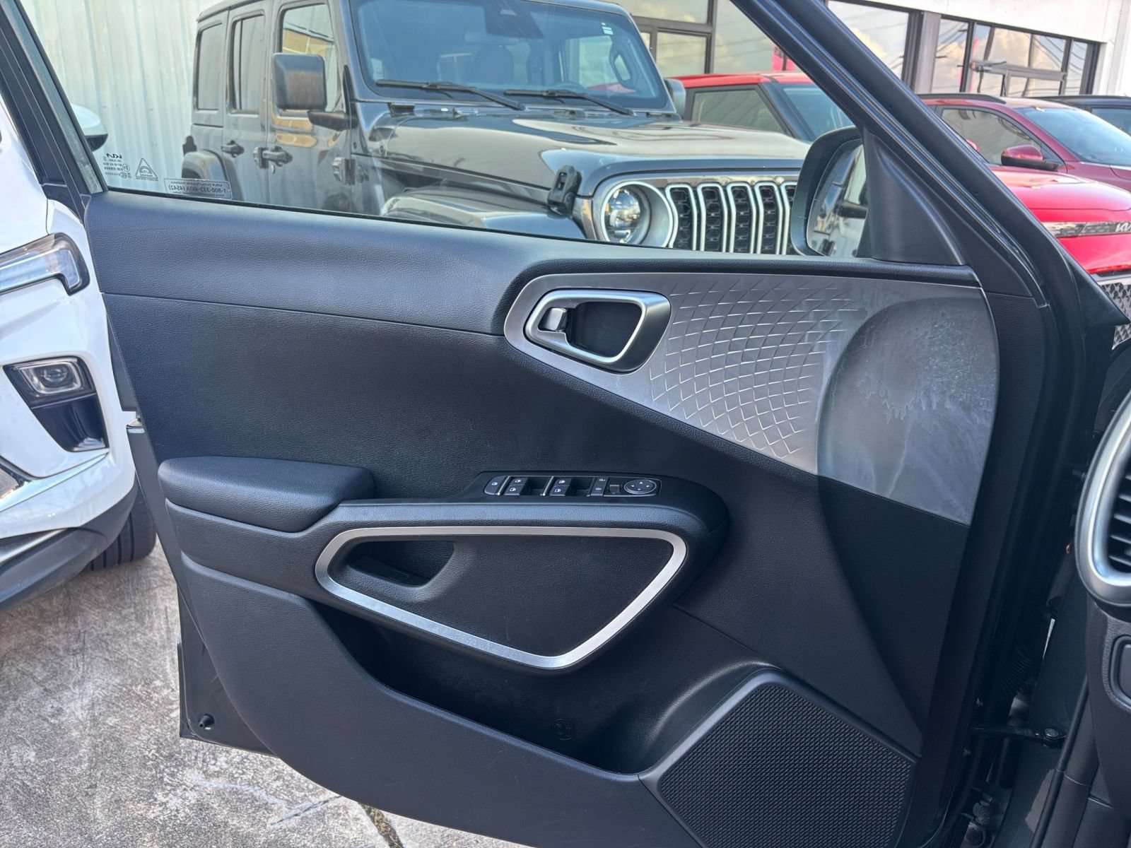 Used 2025 Kia Soul LX w/ LX Technology Package FWD image 15