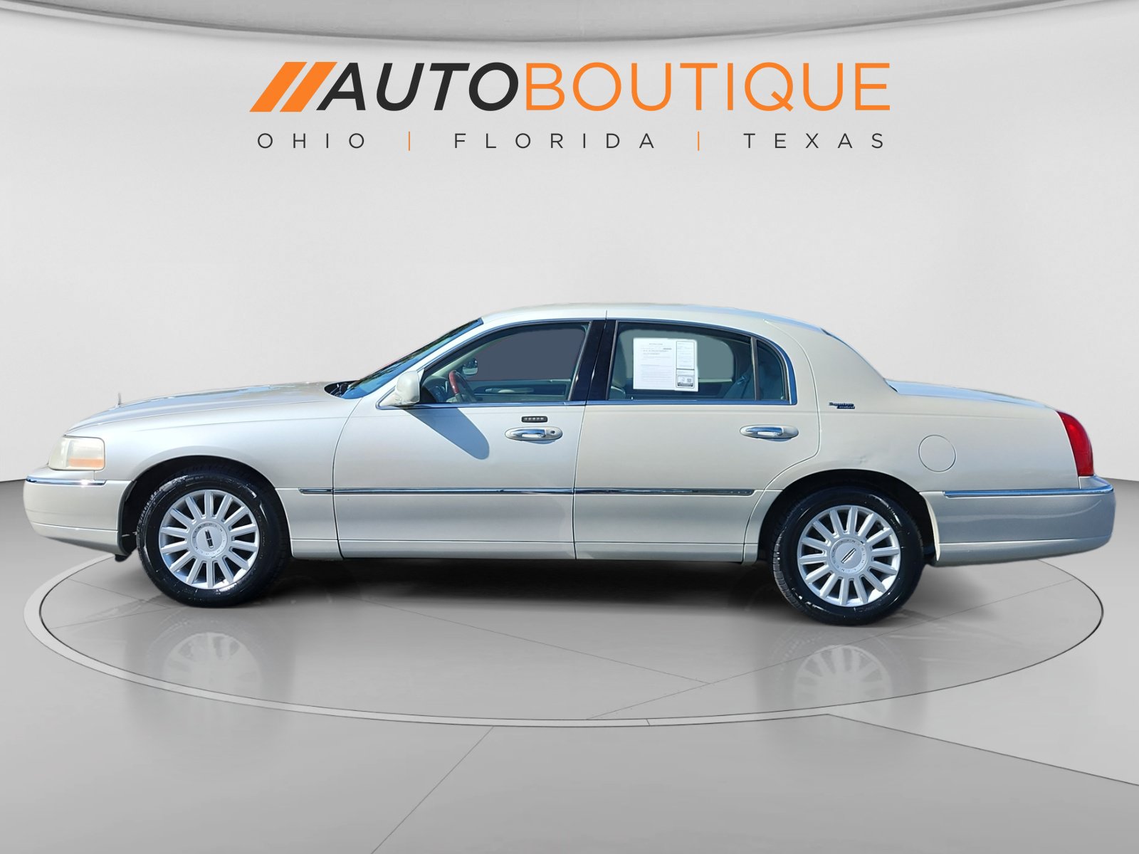 Used 2005 Lincoln Town Car Signature Limited RWD image 2