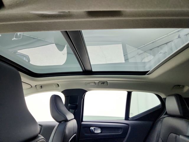 Certified 2025 Volvo XC40 B5 Plus image 18