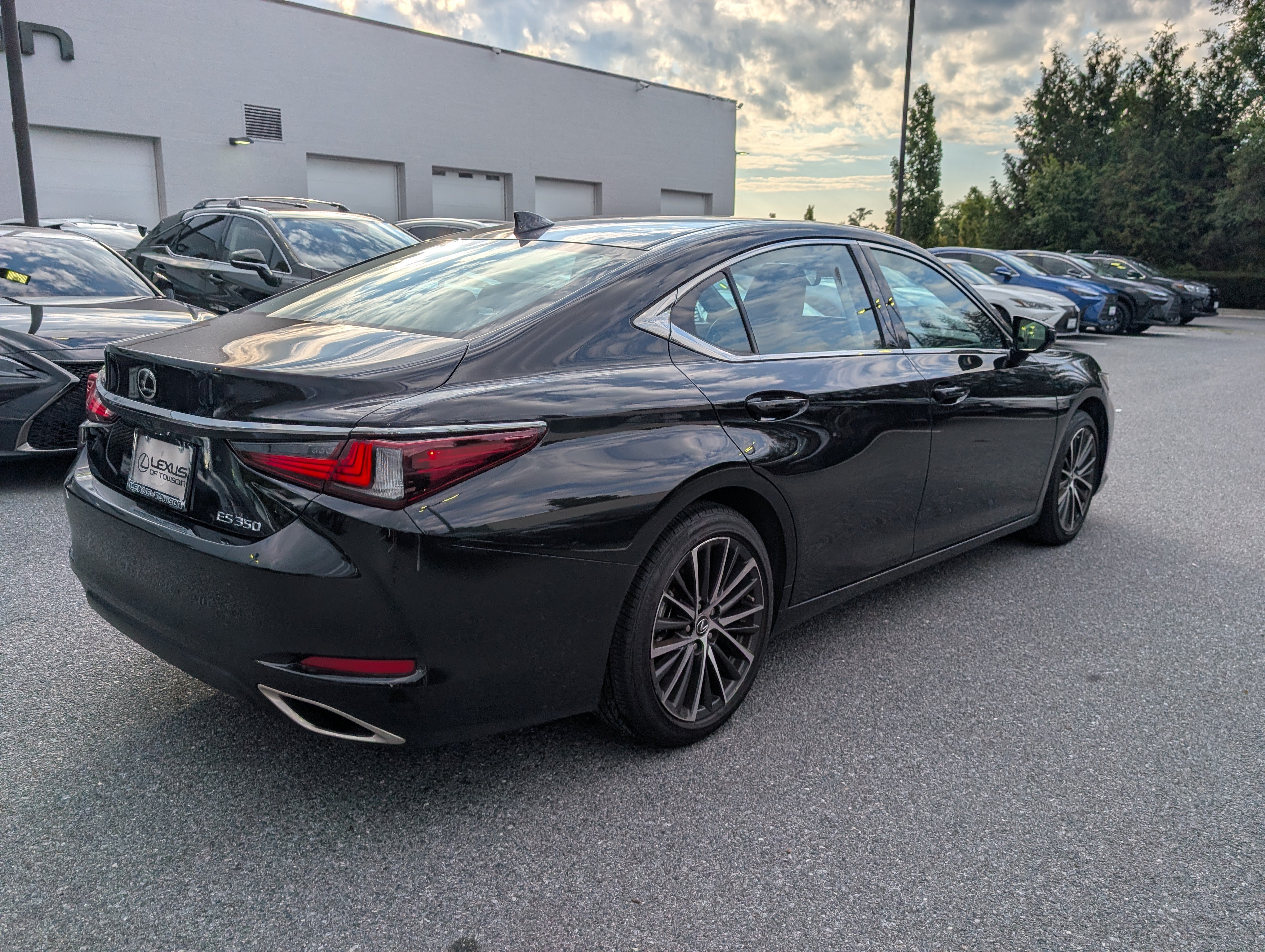 Used 2025 Lexus ES 350 w/ Premium Package FWD image 3