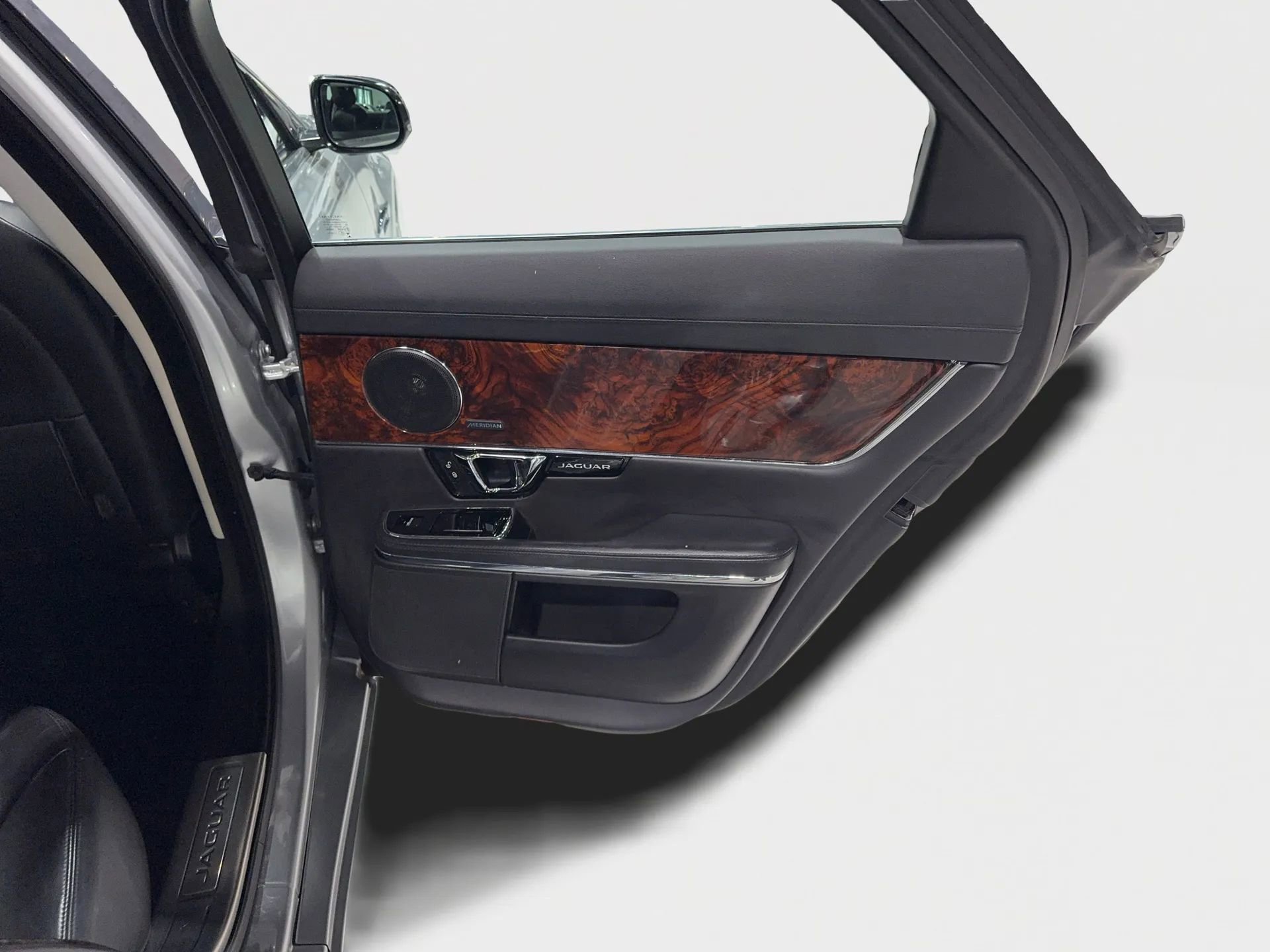 Used 2015 Jaguar XJ image 33