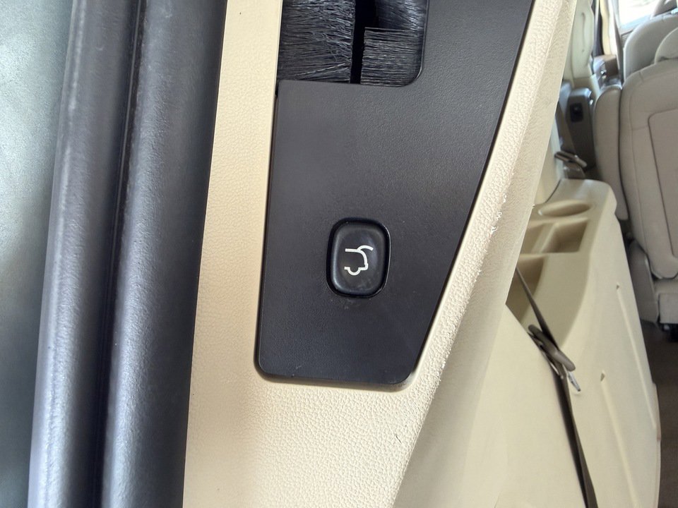 Used 2008 Chrysler Town & Country Touring FWD image 29