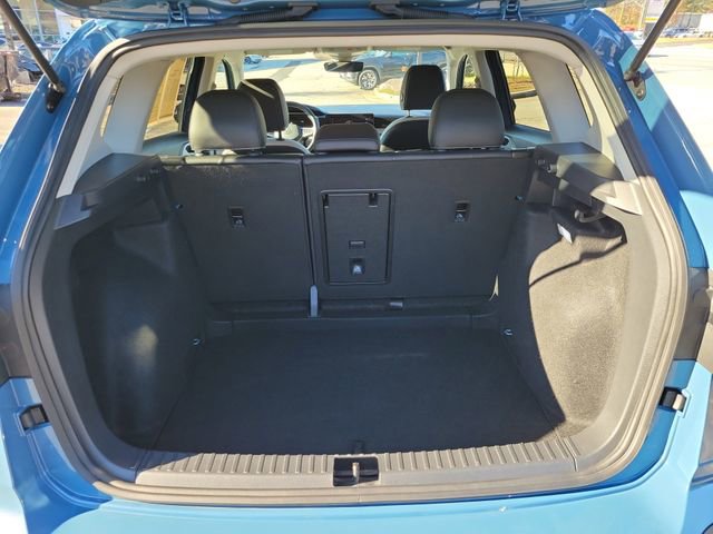 Certified 2025 Volkswagen Taos SE image 9