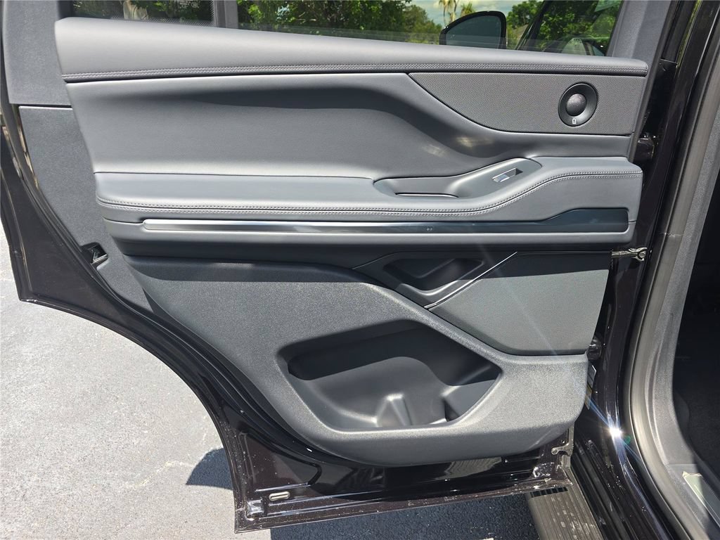 New 2027 Lincoln Navigator Premiere RWD image 13