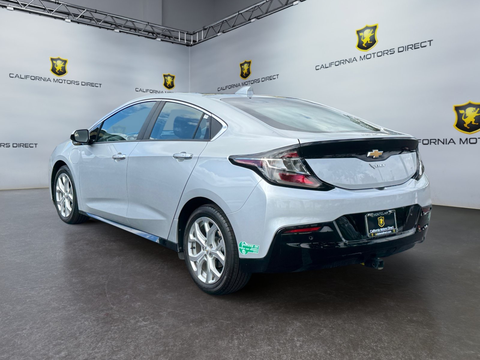 Used 2017 Chevrolet Volt Premier w/ Driver Confidence II Package FWD image 3