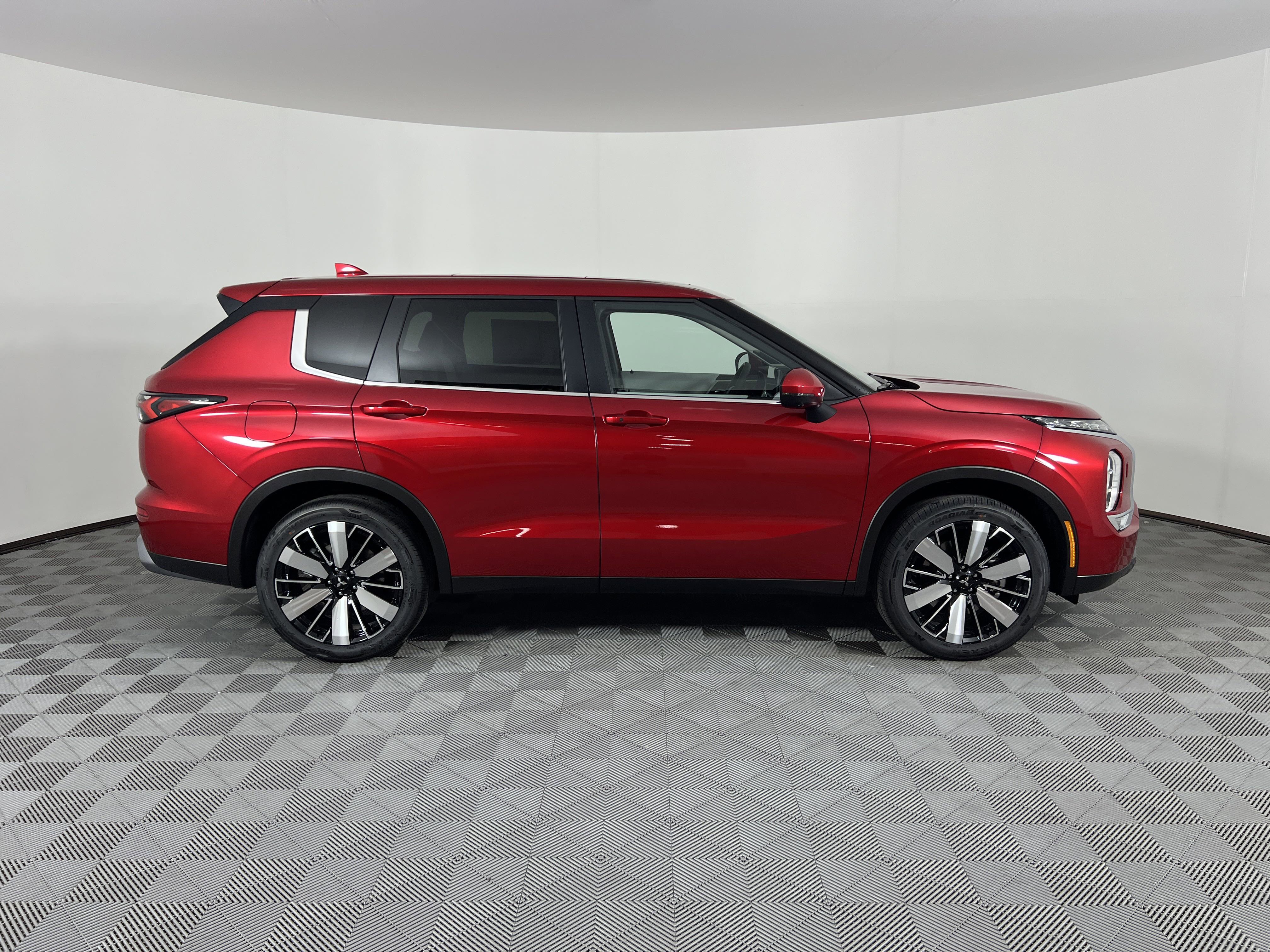 New 2025 Mitsubishi Outlander SE image 3
