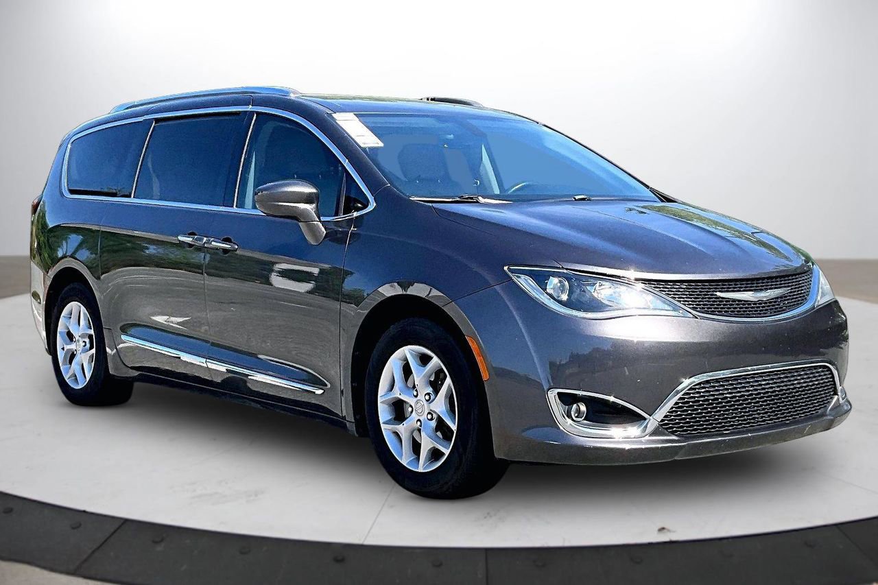 Used 2017 Chrysler Pacifica Touring-L Plus w/ Tire & Wheel Group FWD image 2