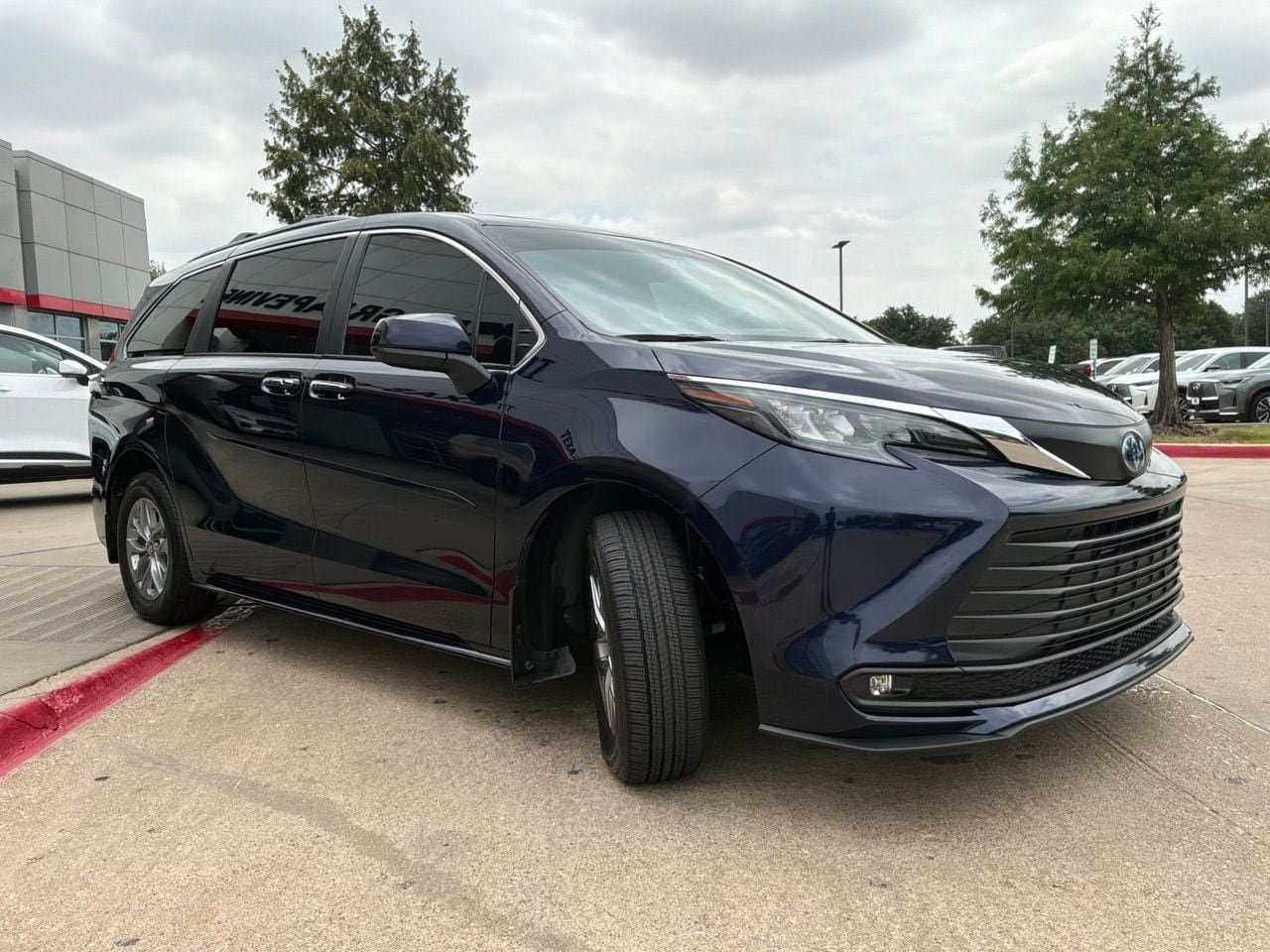 Used 2025 Toyota Sienna XLE FWD image 4