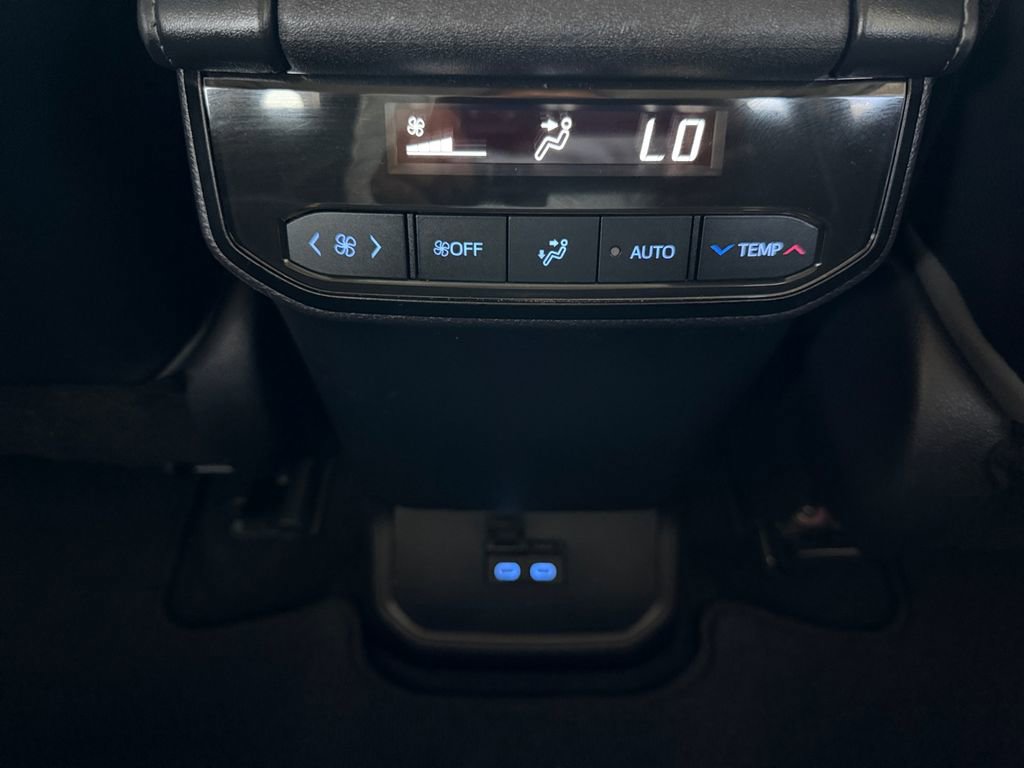 Used 2022 Toyota Highlander XLE FWD image 35