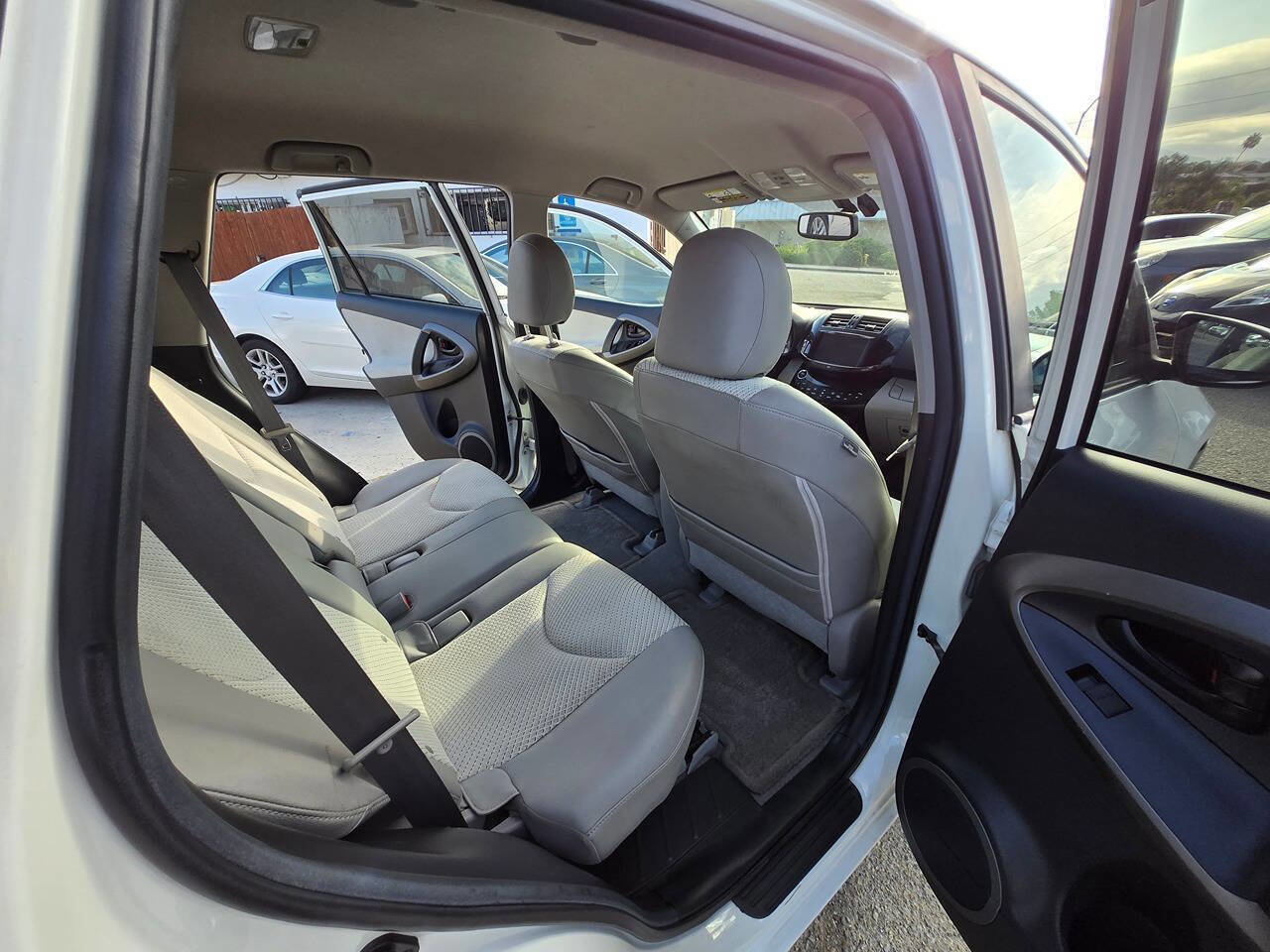 Used 2012 Toyota RAV4 EV image 28