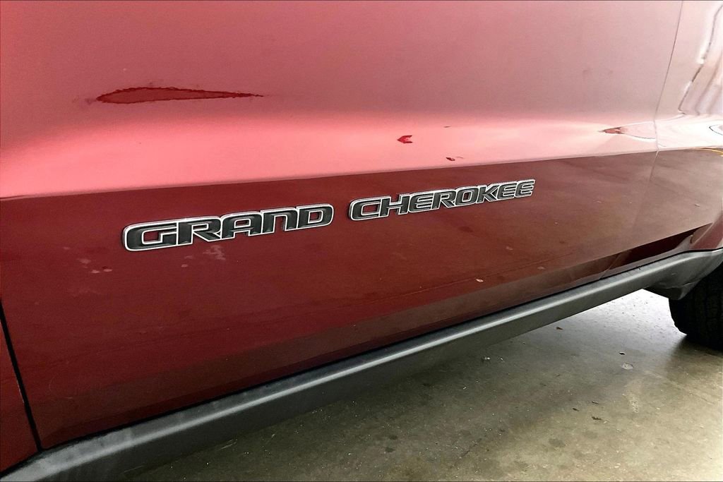 Used 2020 Jeep Grand Cherokee Laredo AWD/4WD image 24