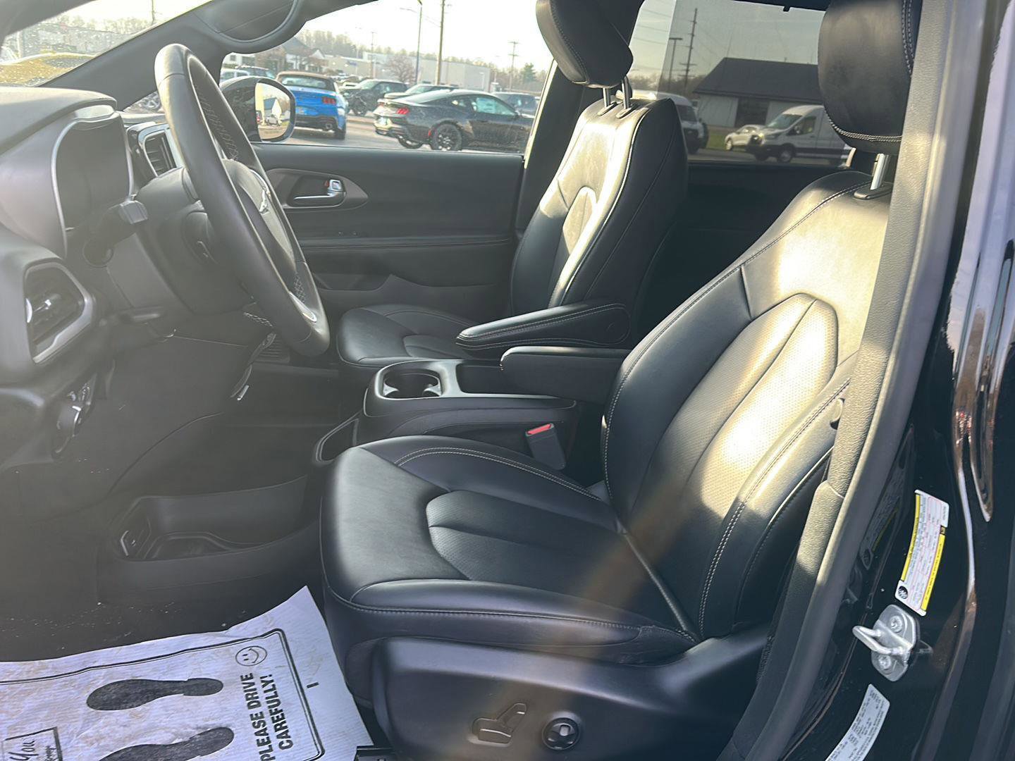 Used 2025 Chrysler Pacifica Select image 9