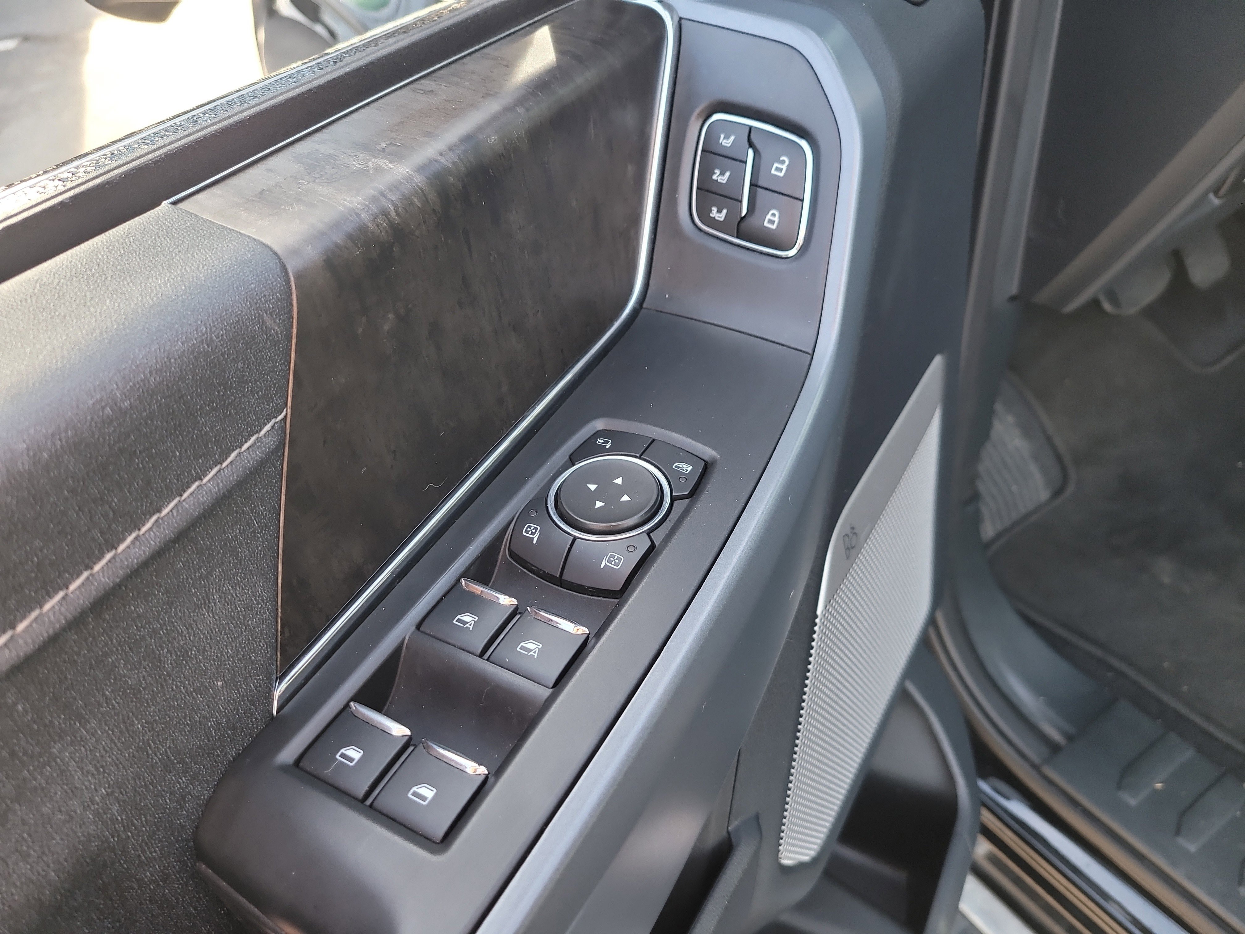 Used 2023 Ford F150 Lariat w/ Trailer Tow Package image 17