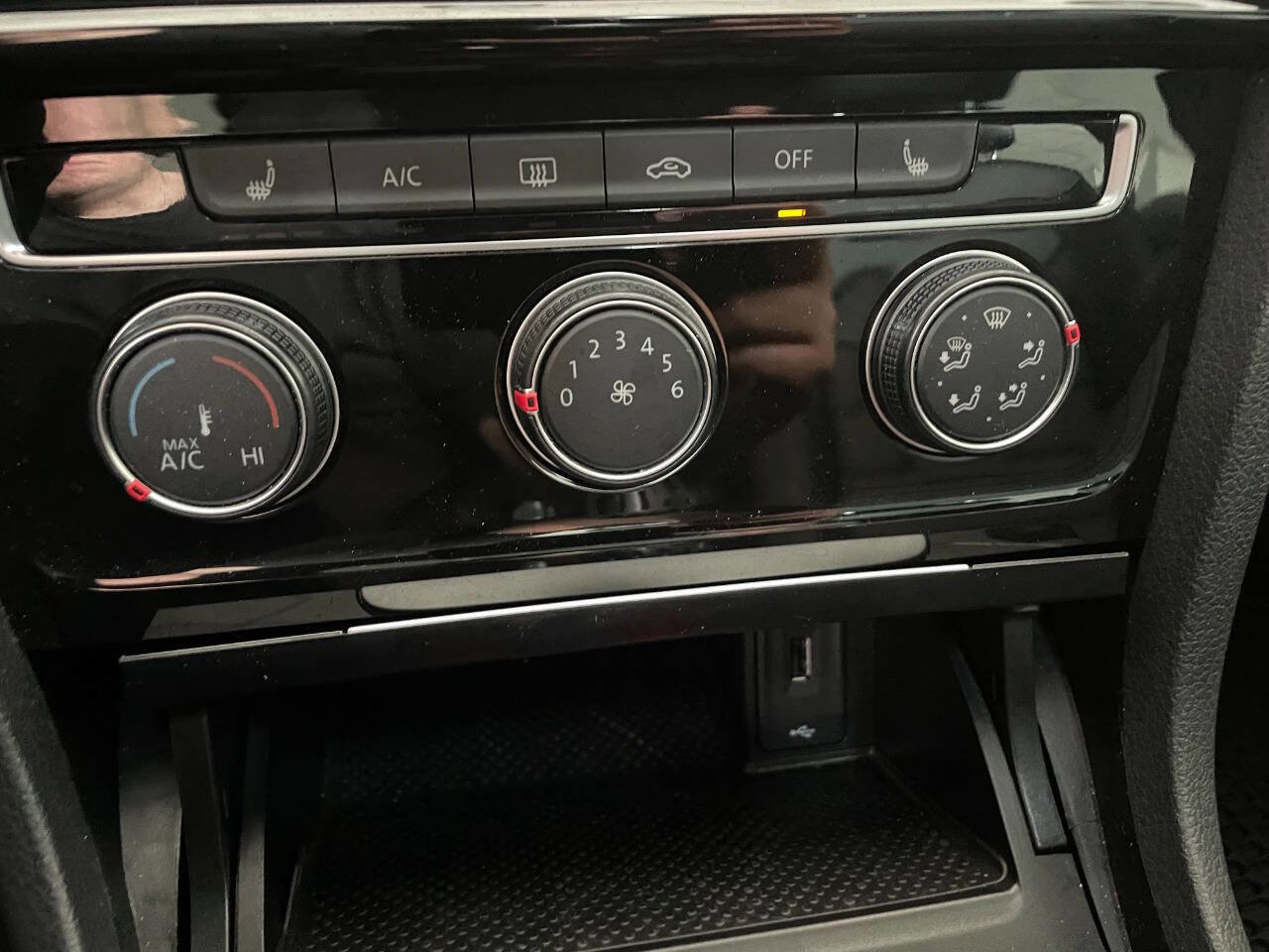 Used 2020 Volkswagen GTI SE image 36