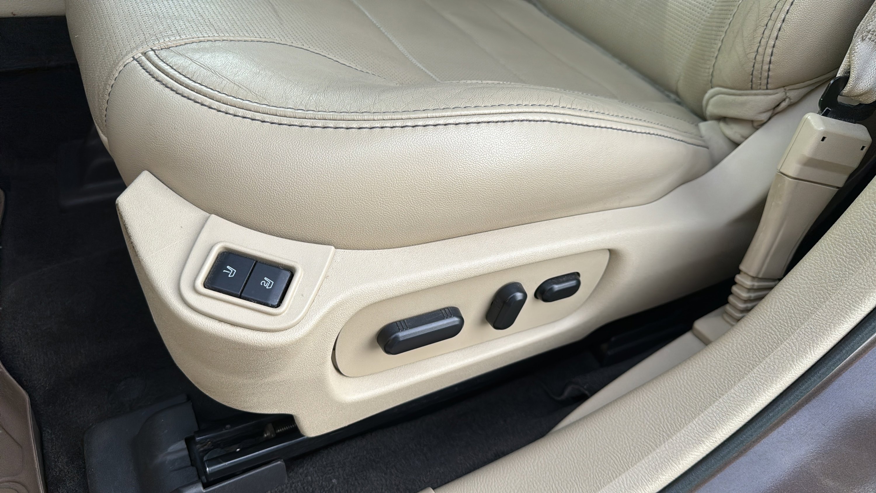 Used 2015 Ford Taurus Limited FWD image 26