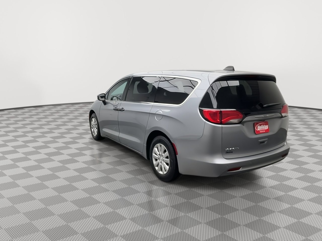 Used 2021 Chrysler Voyager L image 2