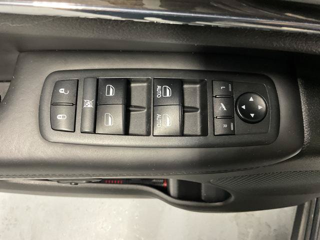Used 2018 Jeep Grand Cherokee Overland AWD/4WD image 13