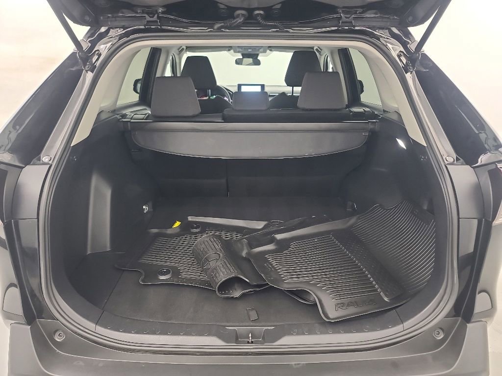 Used 2025 Toyota RAV4 XLE AWD/4WD image 19