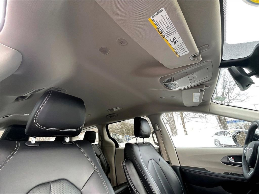 Used 2024 Chrysler Pacifica Touring-L FWD image 7