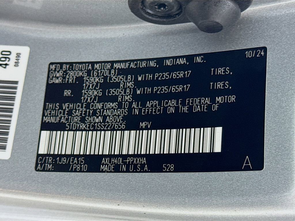 Used 2025 Toyota Sienna XLE image 32