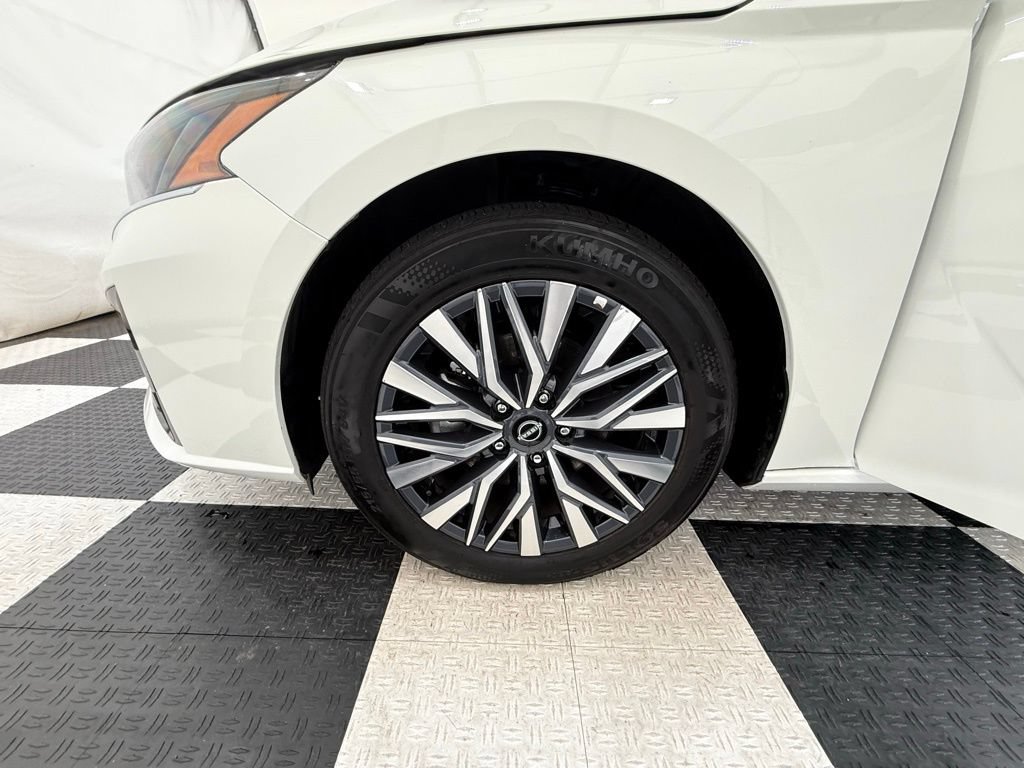 Used 2025 Nissan Altima 2.5 SV FWD image 9