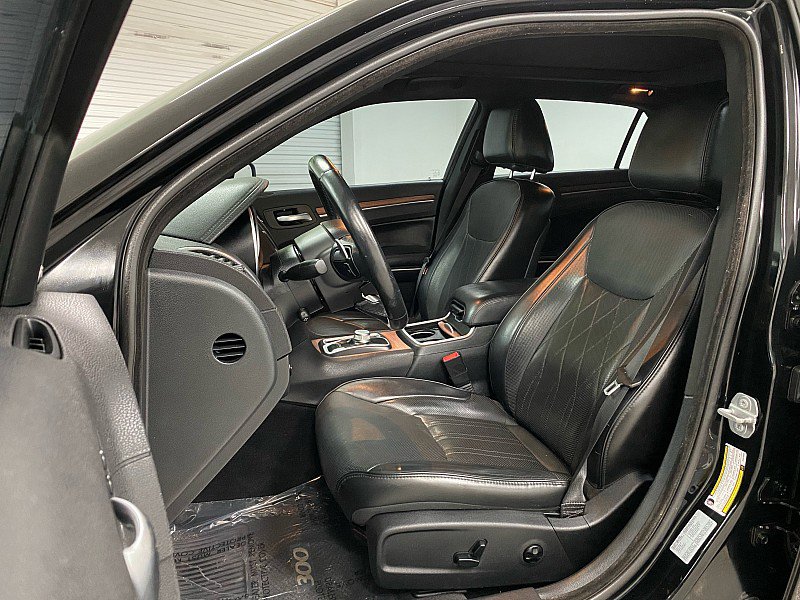 Used 2017 Chrysler 300 C Platinum image 10