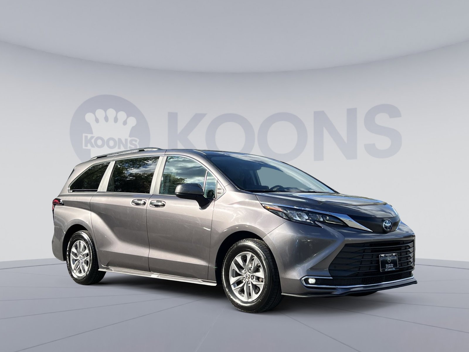 Used 2024 Toyota Sienna XLE FWD image 8