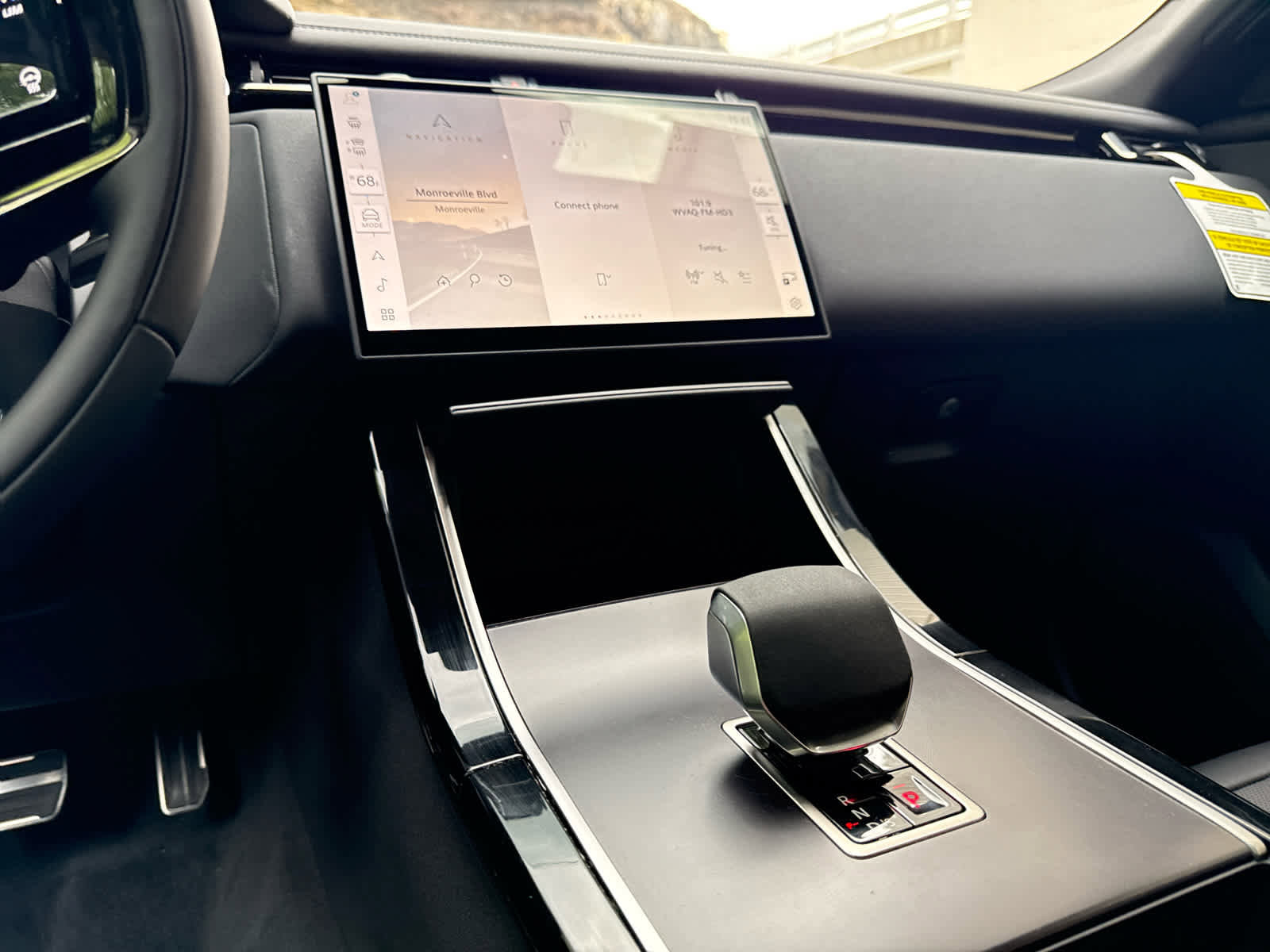 New 2026 Land Rover Range Rover Velar Dynamic SE image 9