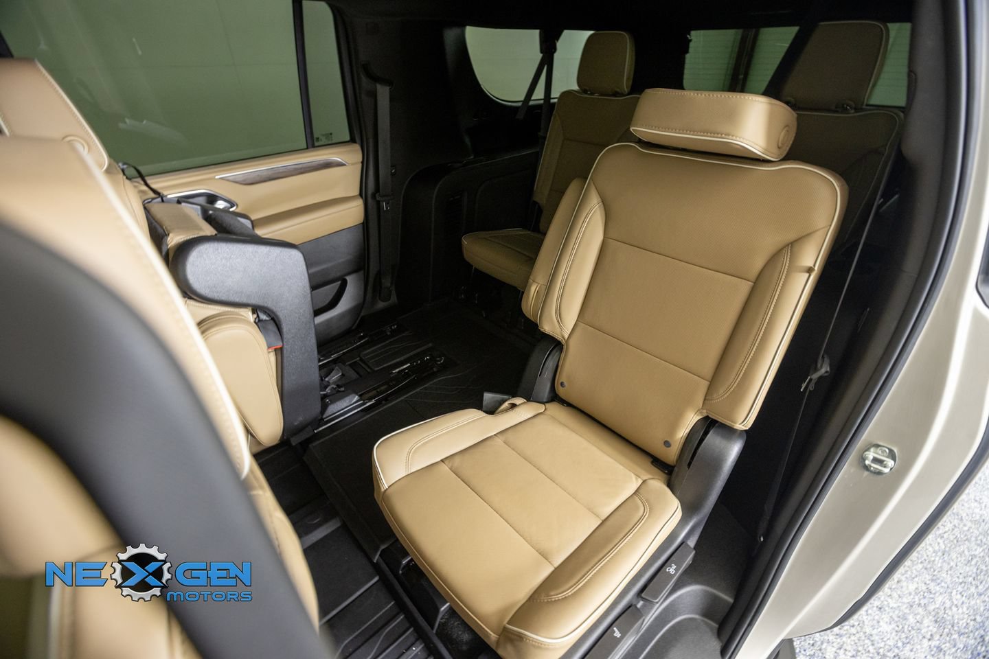 Used 2022 Chevrolet Suburban Premier AWD/4WD image 32