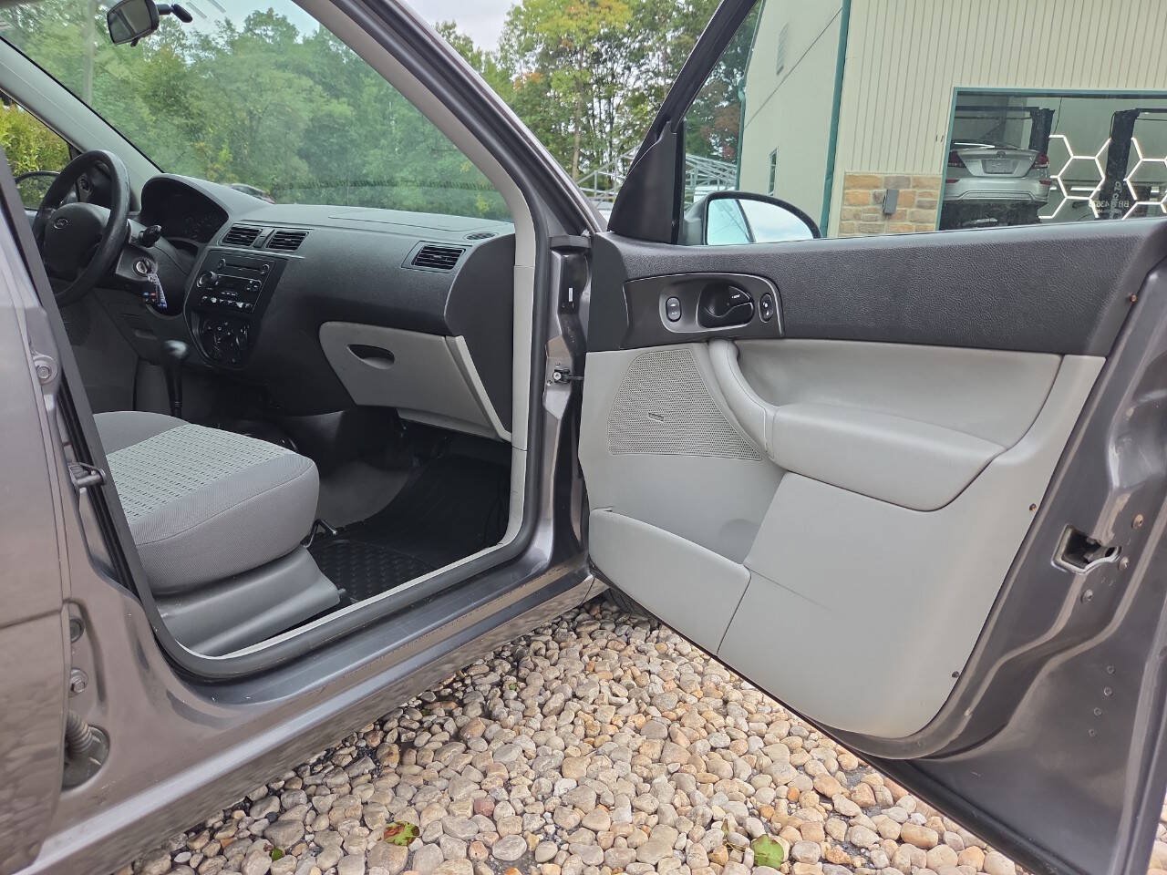 Used 2007 Ford Focus SE FWD image 25
