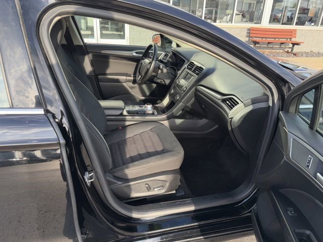 Used 2018 Ford Fusion SE FWD image 5