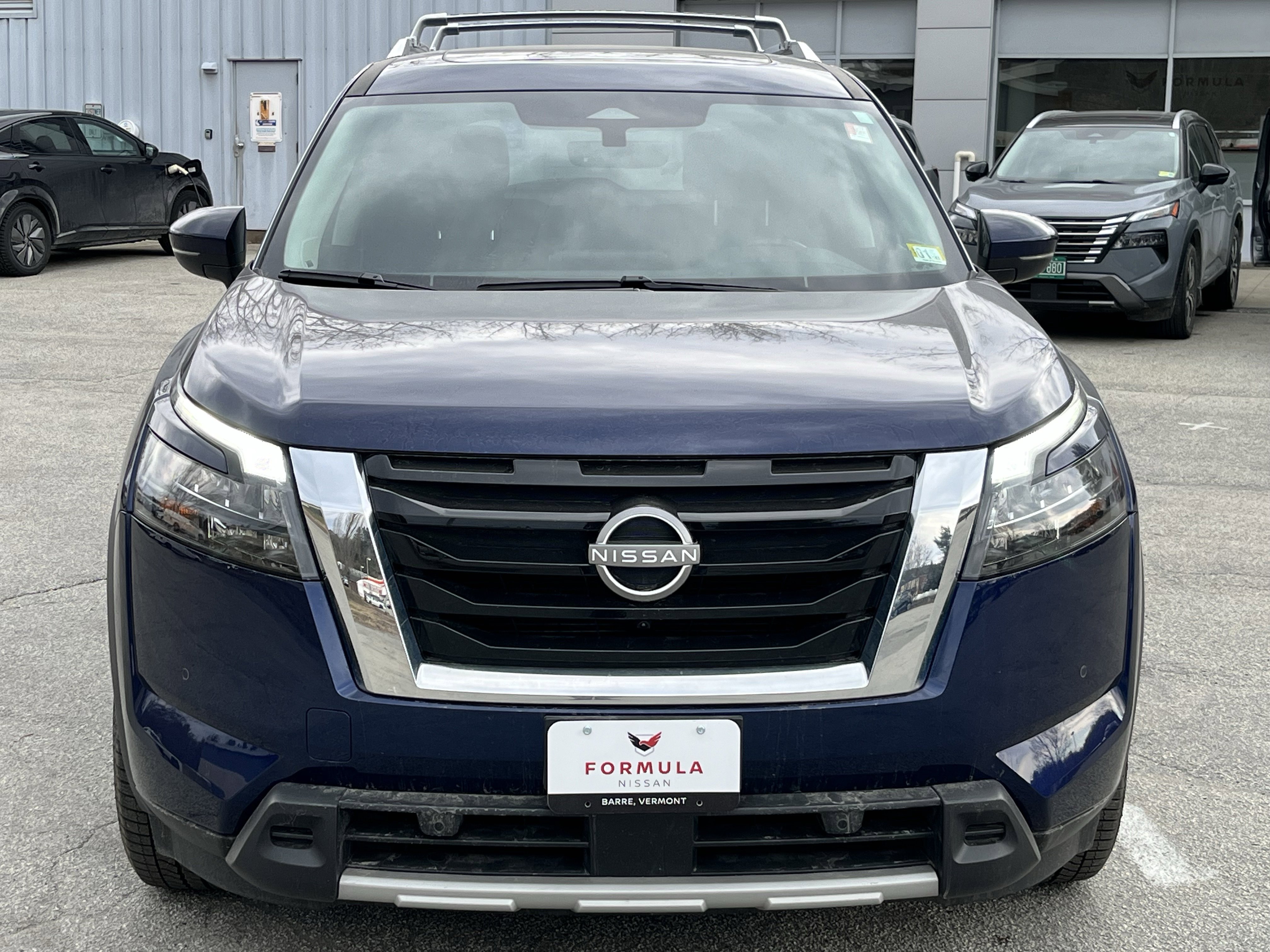 Used 2025 Nissan Pathfinder SL w/ SL Premium Package image 2