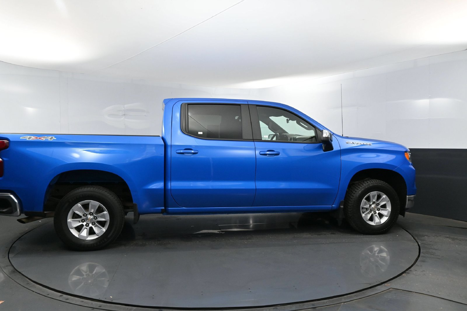 Used 2025 Chevrolet Silverado 1500 LT AWD/4WD image 4