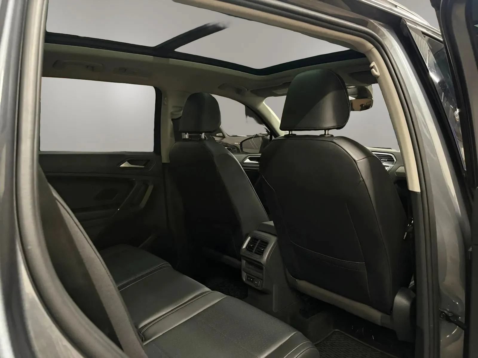 Used 2020 Volkswagen Tiguan SEL AWD/4WD image 24