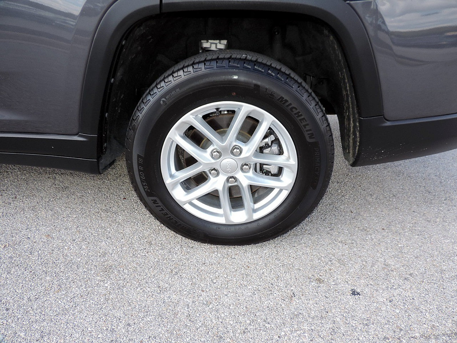 Used 2025 Jeep Grand Cherokee L Laredo RWD image 9